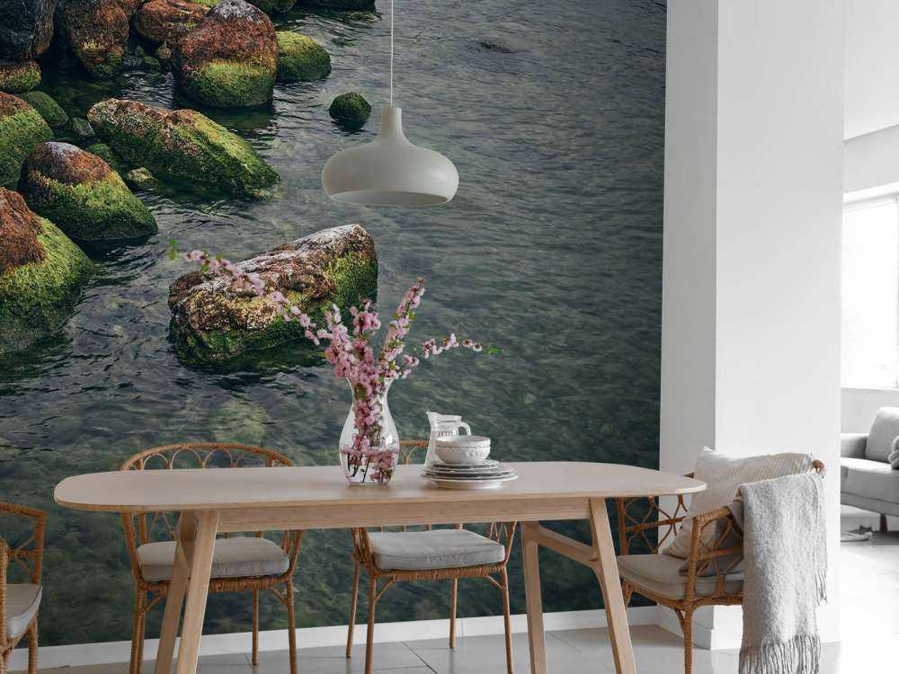 Skały nad górskim jeziorem