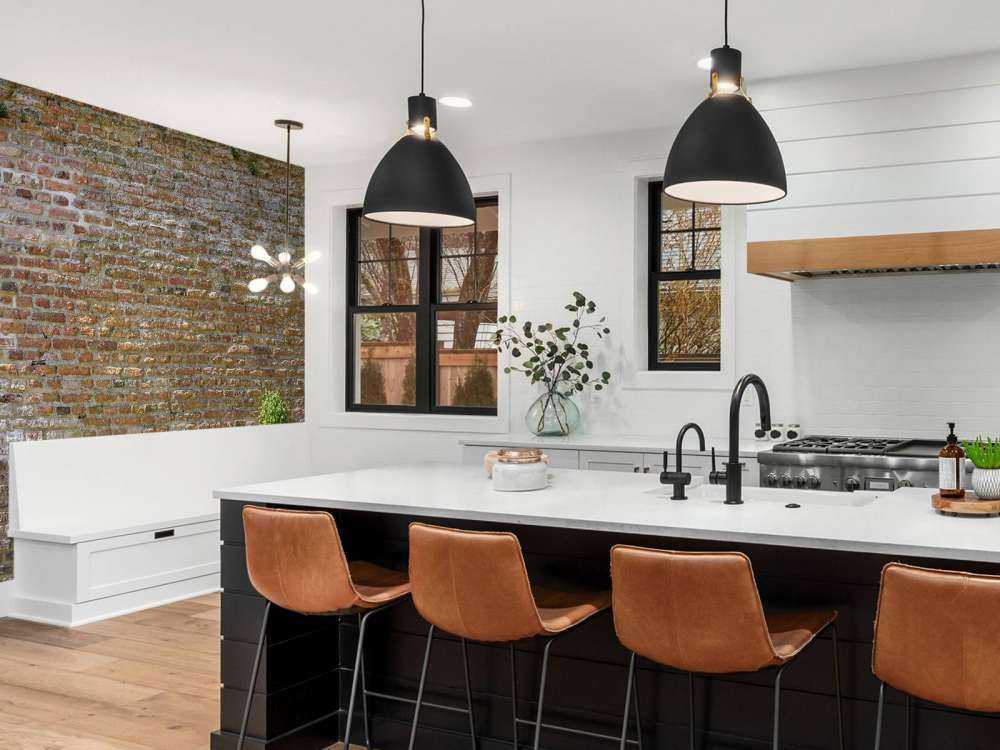 Stary kamienny mur miejski z roślinnością