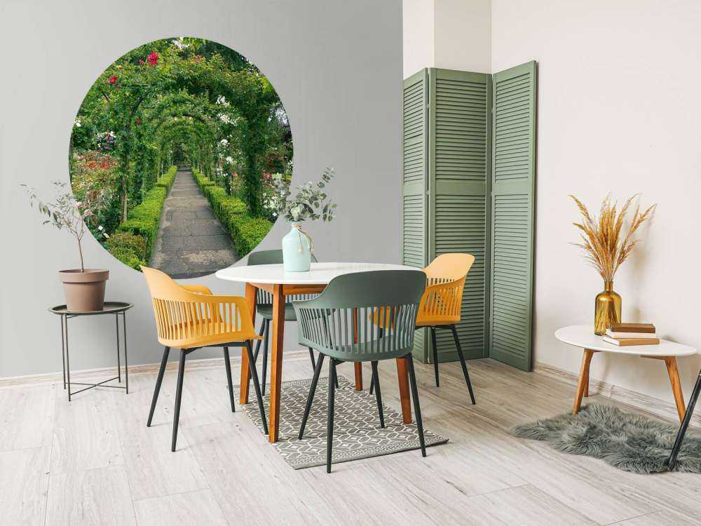 Ścieżka przez ogród różany