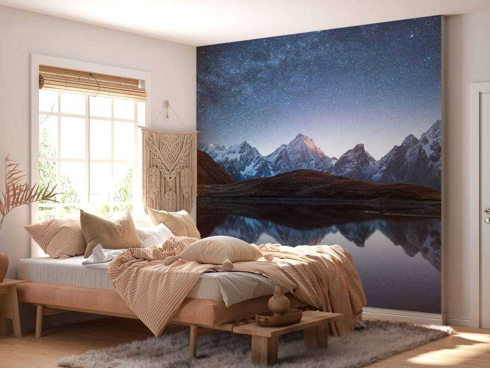 Góry pokryte śniegiem w nocy