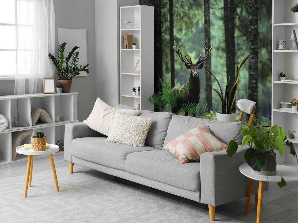 Duży jeleń między drzewami