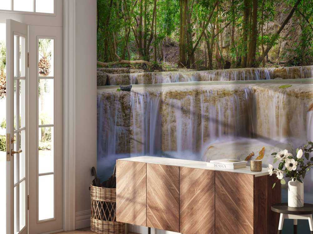 Wodospad w głębokim lesie deszczowym