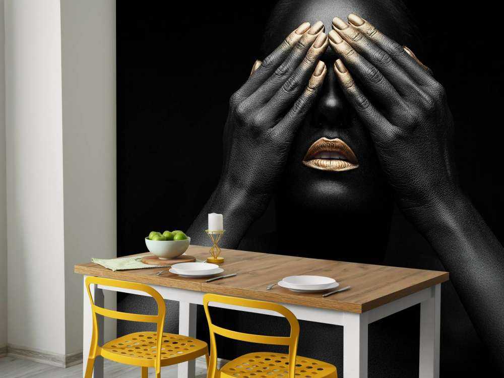 Kobieta z rękami na oczach