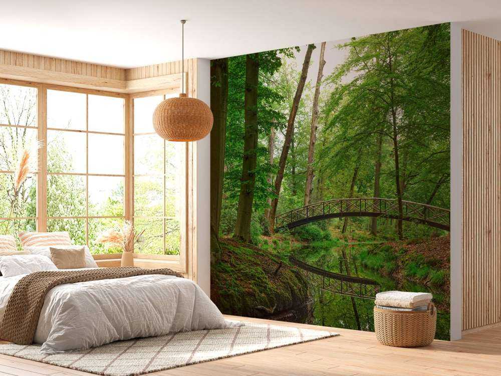 Most łukowy w lesie