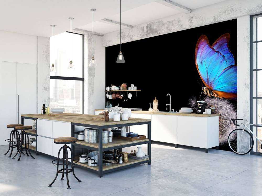 Niebieski motyl na mniszku lekarskim