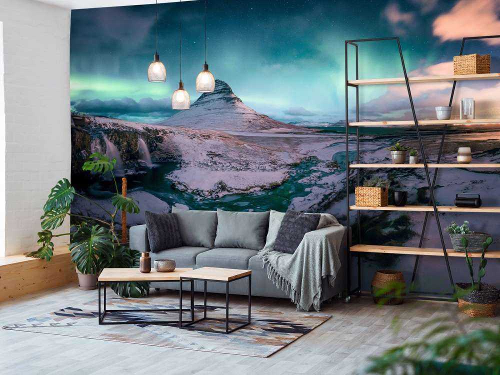 Kirkjufell z północnymi światłami