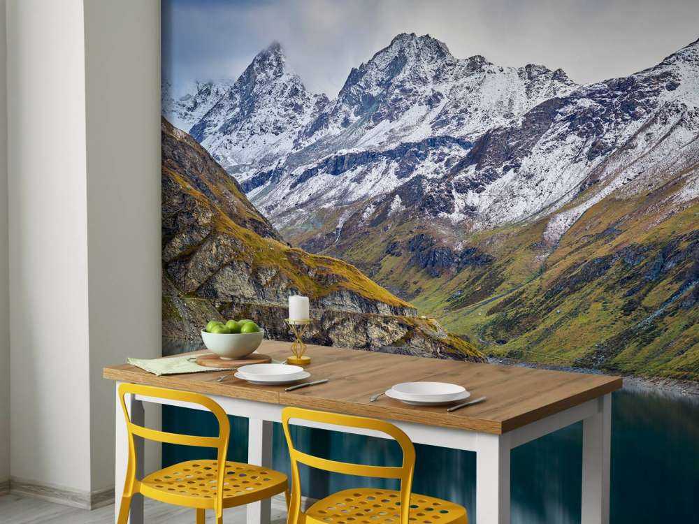 Szczyty górskie pokryte śniegiem w pobliżu górskiego jeziora