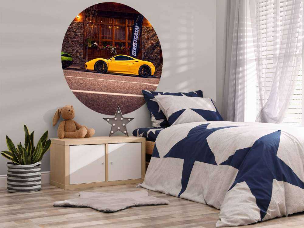 Ekskluzywne samochody w drewnianej chacie