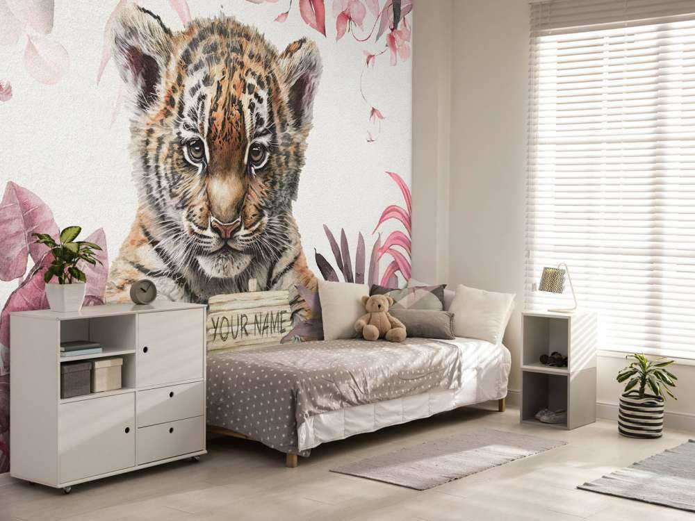 Śliczny tygrys z roślinami w kolorze różowym