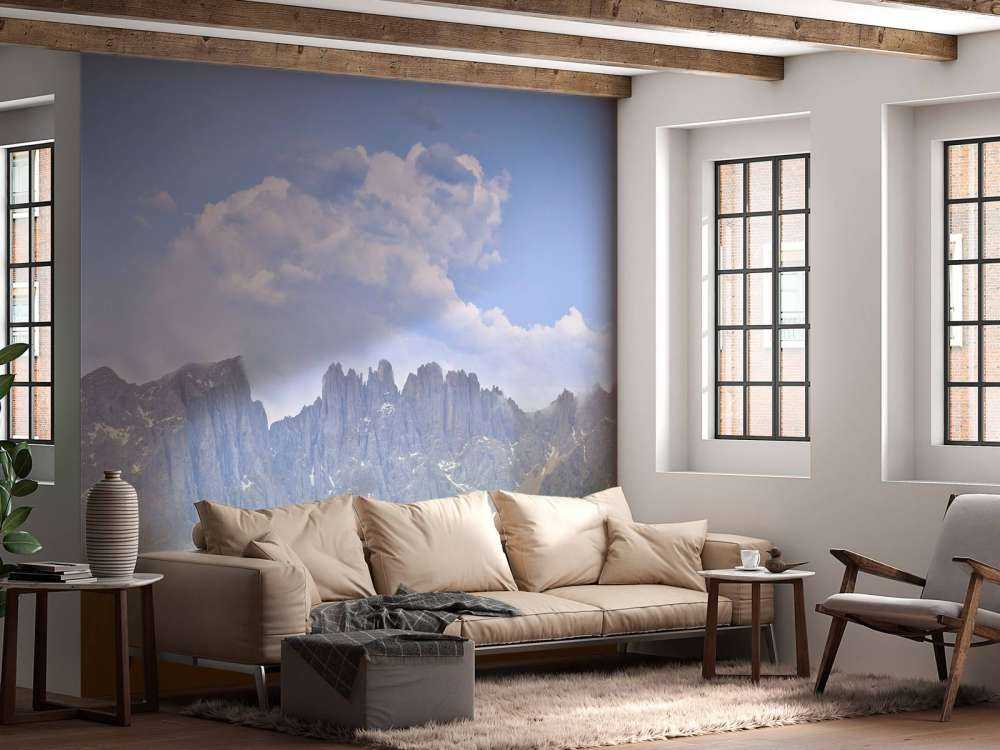 Góry z drzewami i chmurami