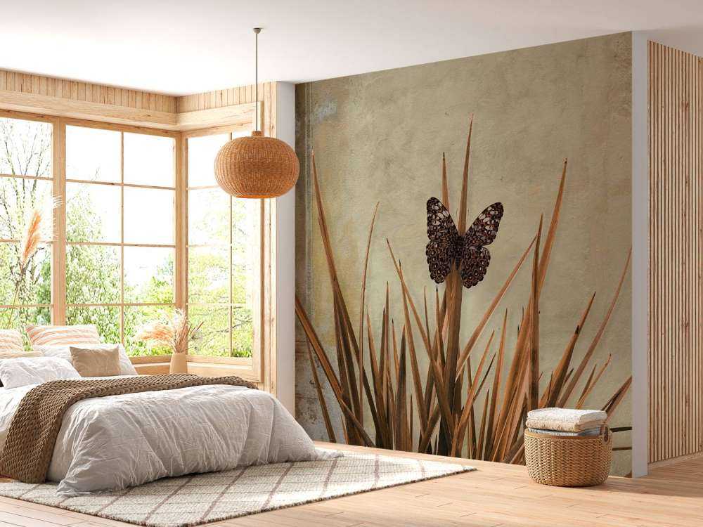 Motyl przy starej ścianie