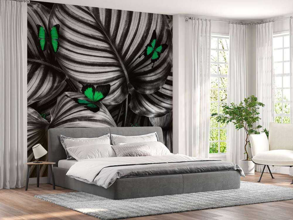 Motyle na liściach w paski