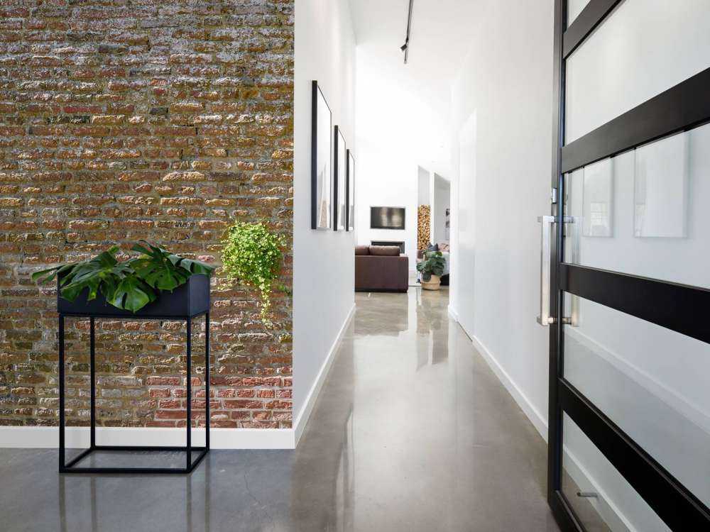 Stary kamienny mur miejski z roślinnością