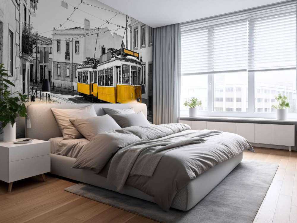 Żółty tramwaj na czarno-białej ulicy