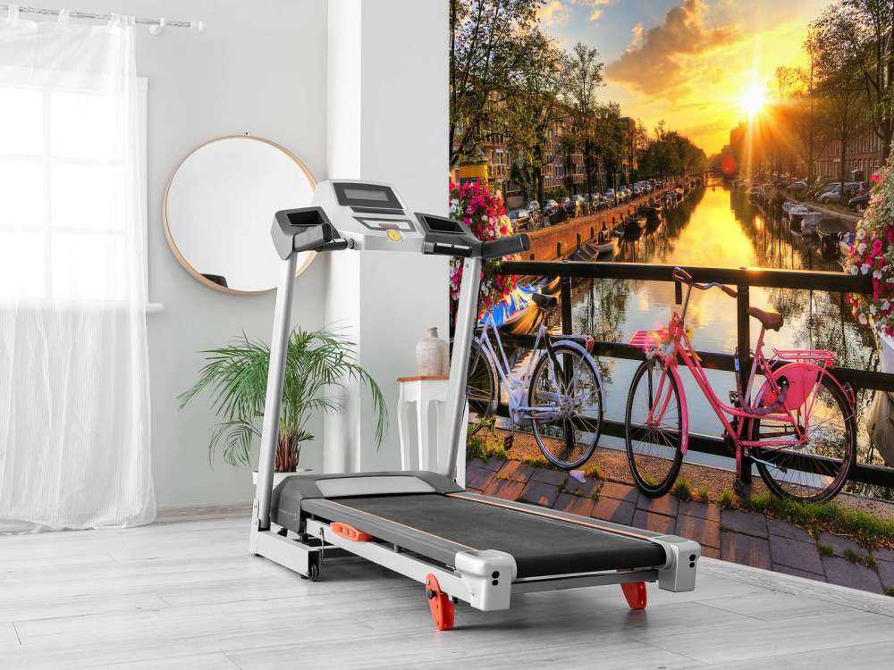 Jazda na rowerze na moście z kwiatami