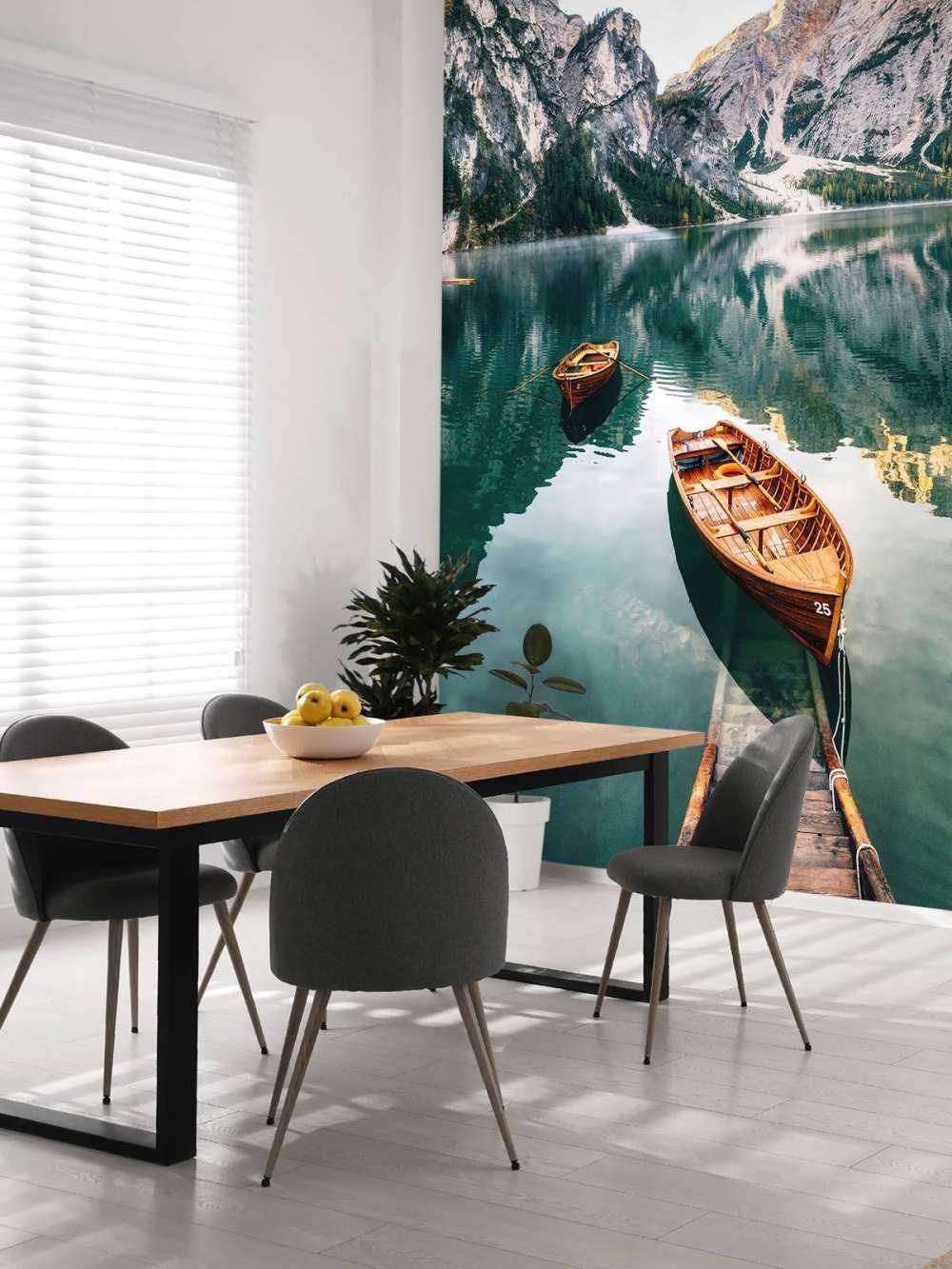 Łodzie we włoskim jeziorze