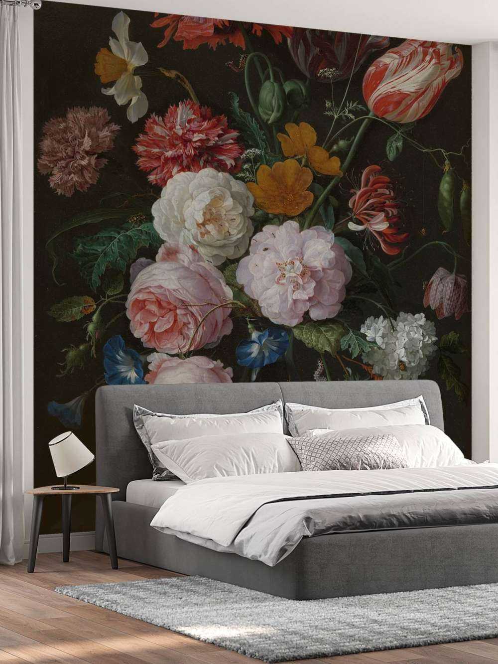 Martwa natura z kwiatami w szklanym wazonie.