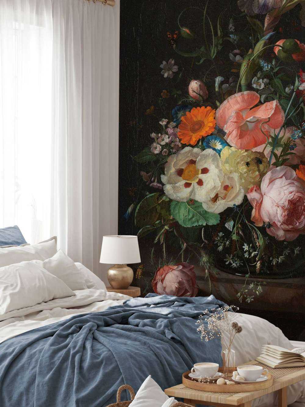 Martwa natura z kwiatami na marmurowym stole