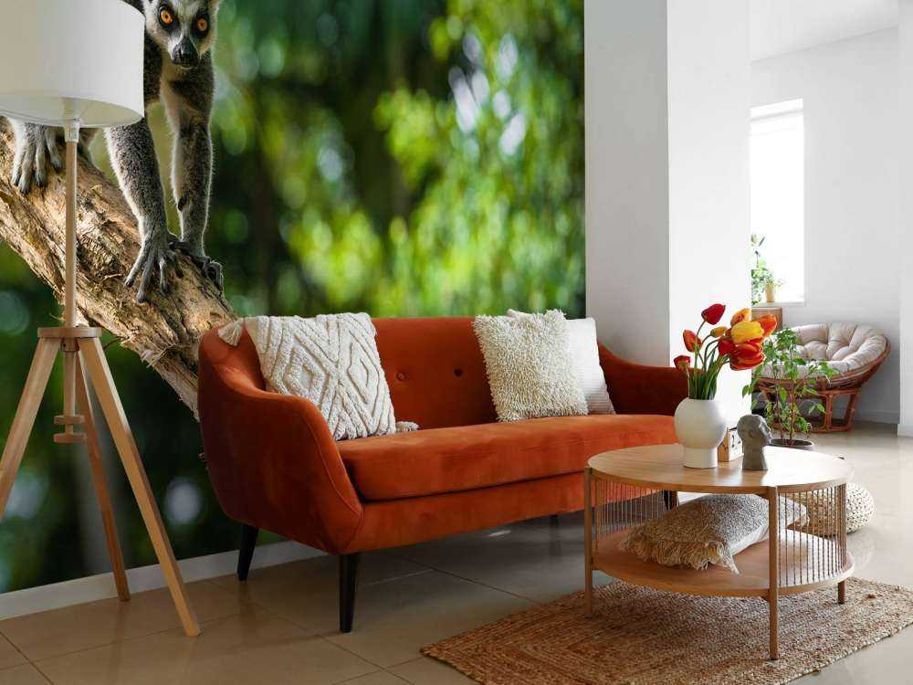 Małpa włochata na drzewie