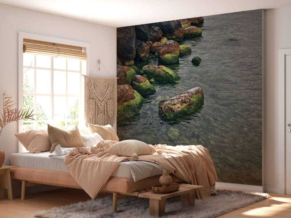 Skały nad górskim jeziorem