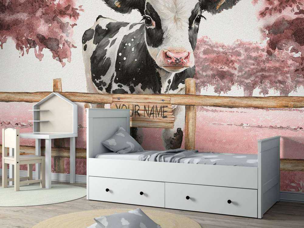 Młoda krowa na łące różowa