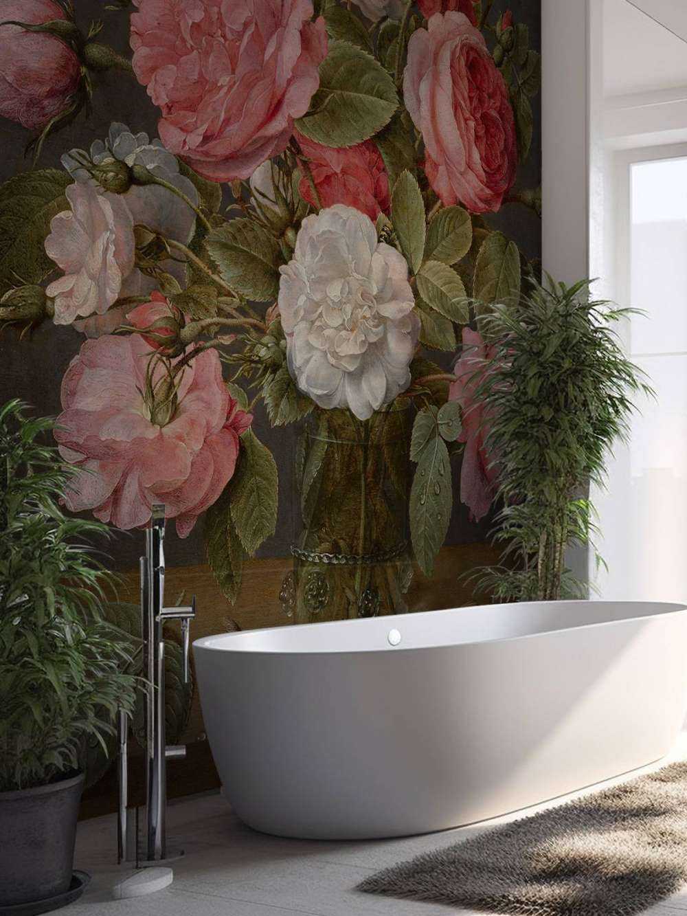 Róże w szklanym wazonie