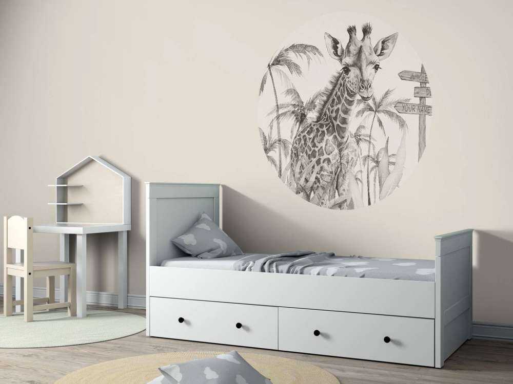 Mała żyrafa w beżowej dżungli