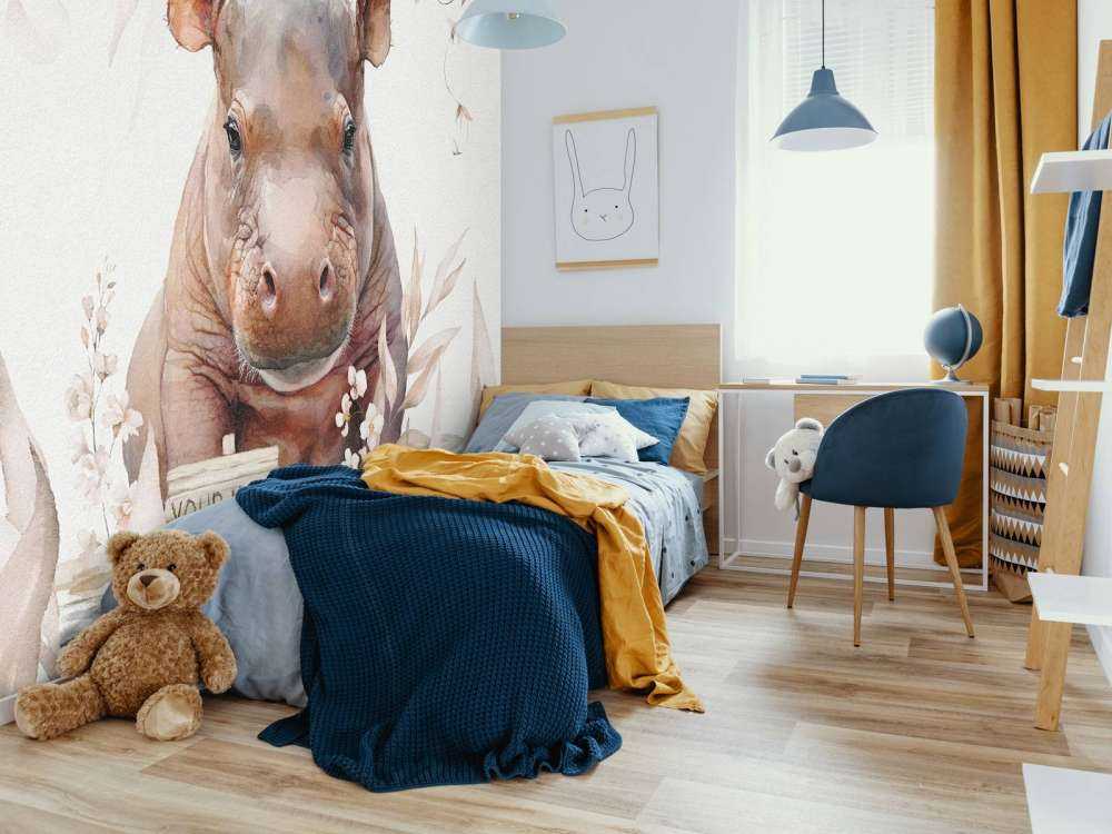 Mały hipopotam w liściach w kolorze beżowym