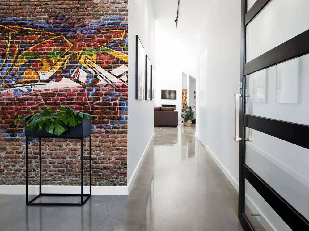 Graffiti na ścianie z cegieł