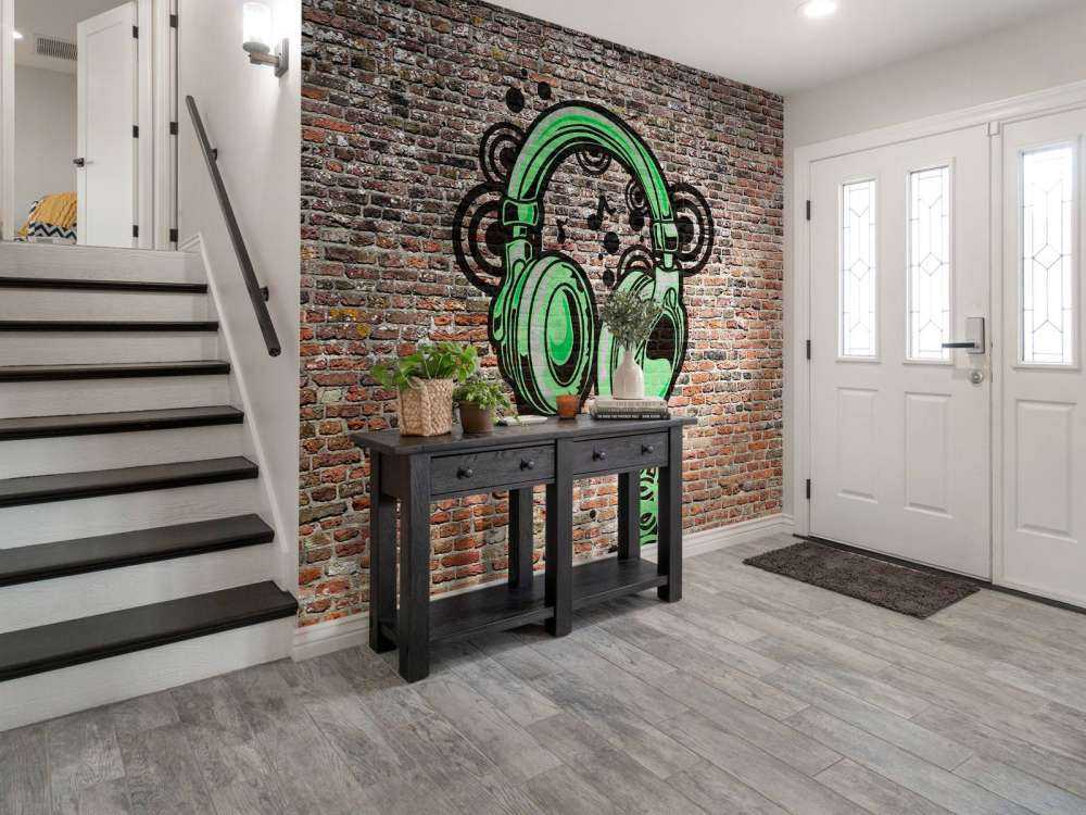 Graffiti na starej ceglanej ścianie