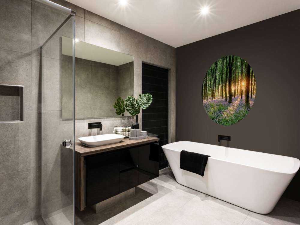 Leśna ścieżka o wschodzie słońca