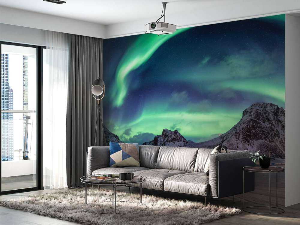 Zorze polarne nad ośnieżonymi górami