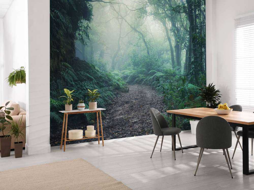 Zielony, mglisty las