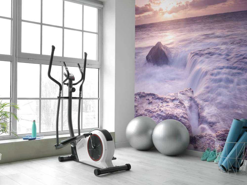 Dzikie morze o zachodzie słońca