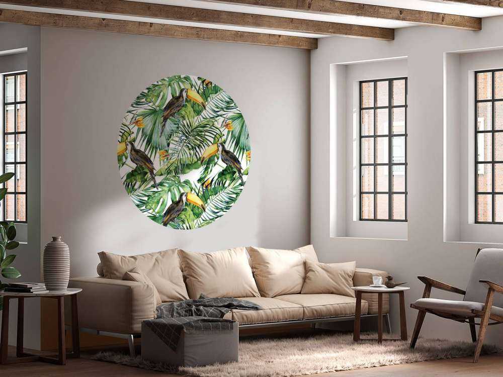 Tukan między liśćmi