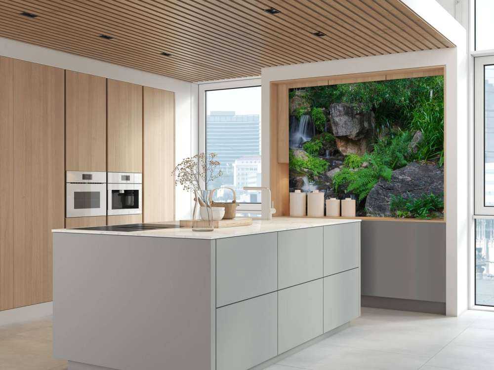 Wodospad z roślinami tropikalnymi