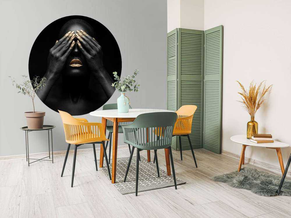 Kobieta z rękami na oczach