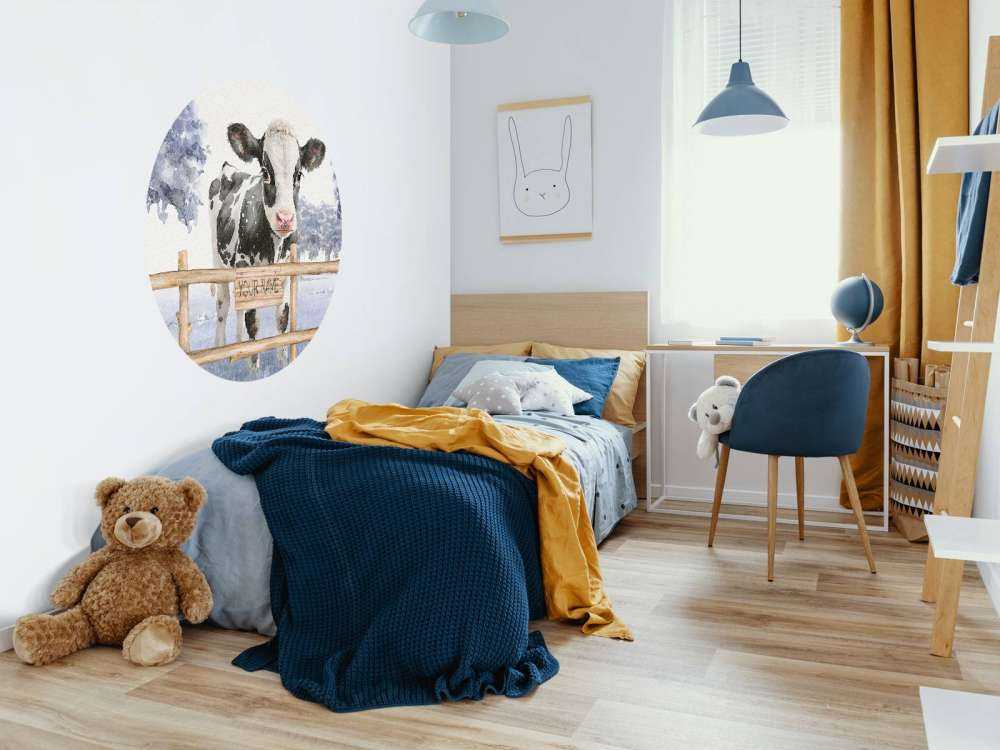 Młoda krowa na łące w kolorze niebieskim