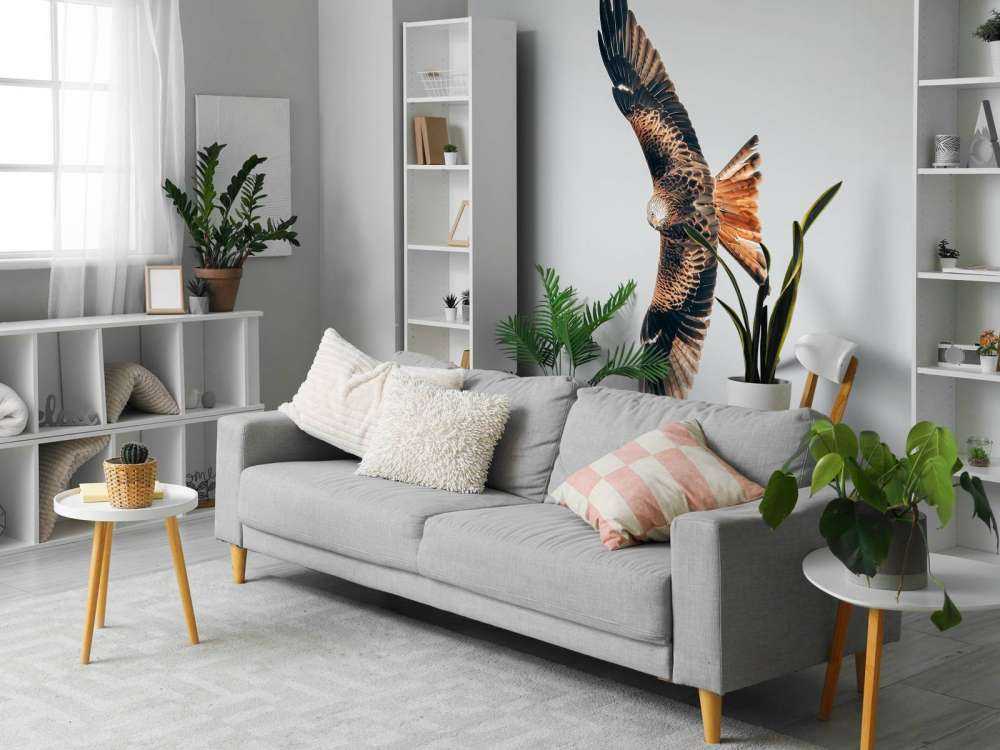 Czerwony latawiec z rozpostartymi skrzydłami