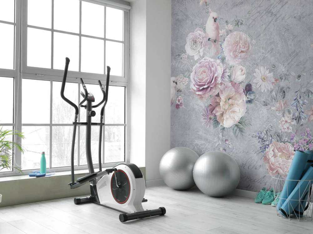 Papuga wśród kwiatów