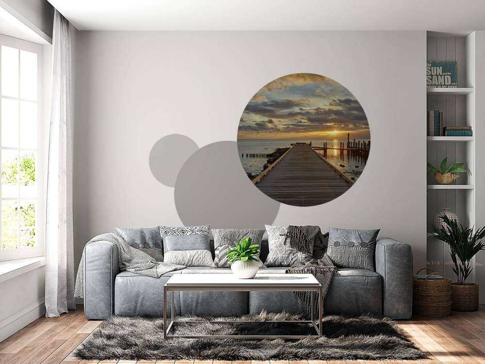 Drewniane molo na tle wschodu słońca