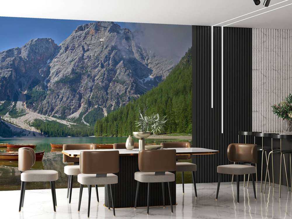 Drewniane łodzie na górskim jeziorze