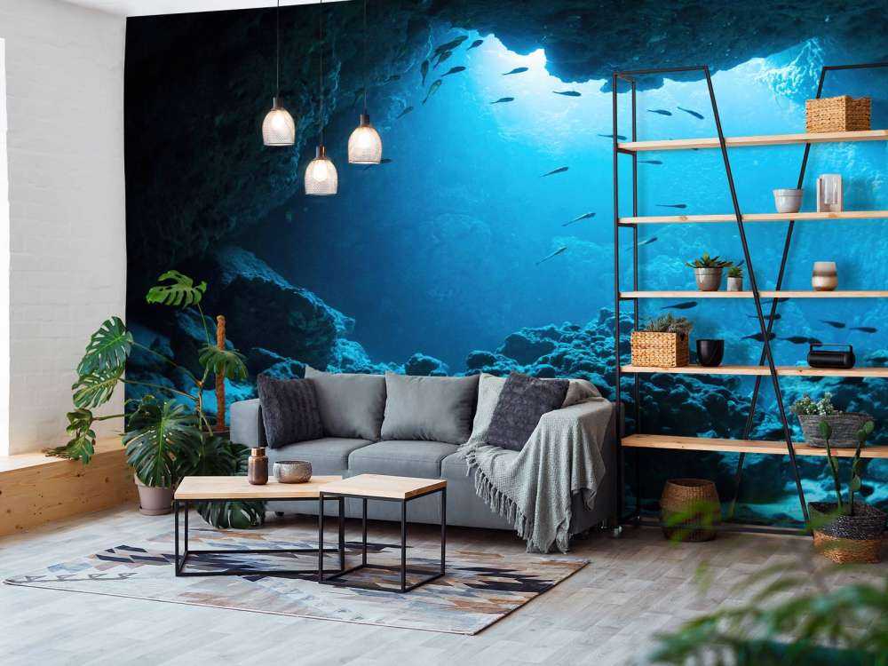 Podwodna jaskinia z rybami