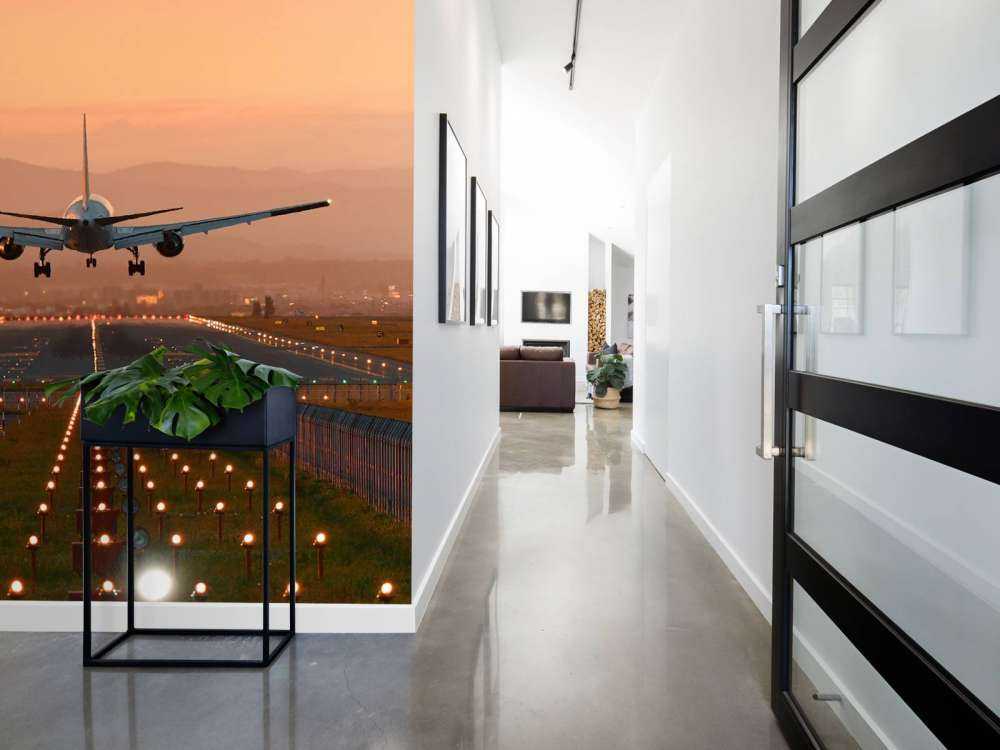 Samolot do lądowania w wieczornym słońcu