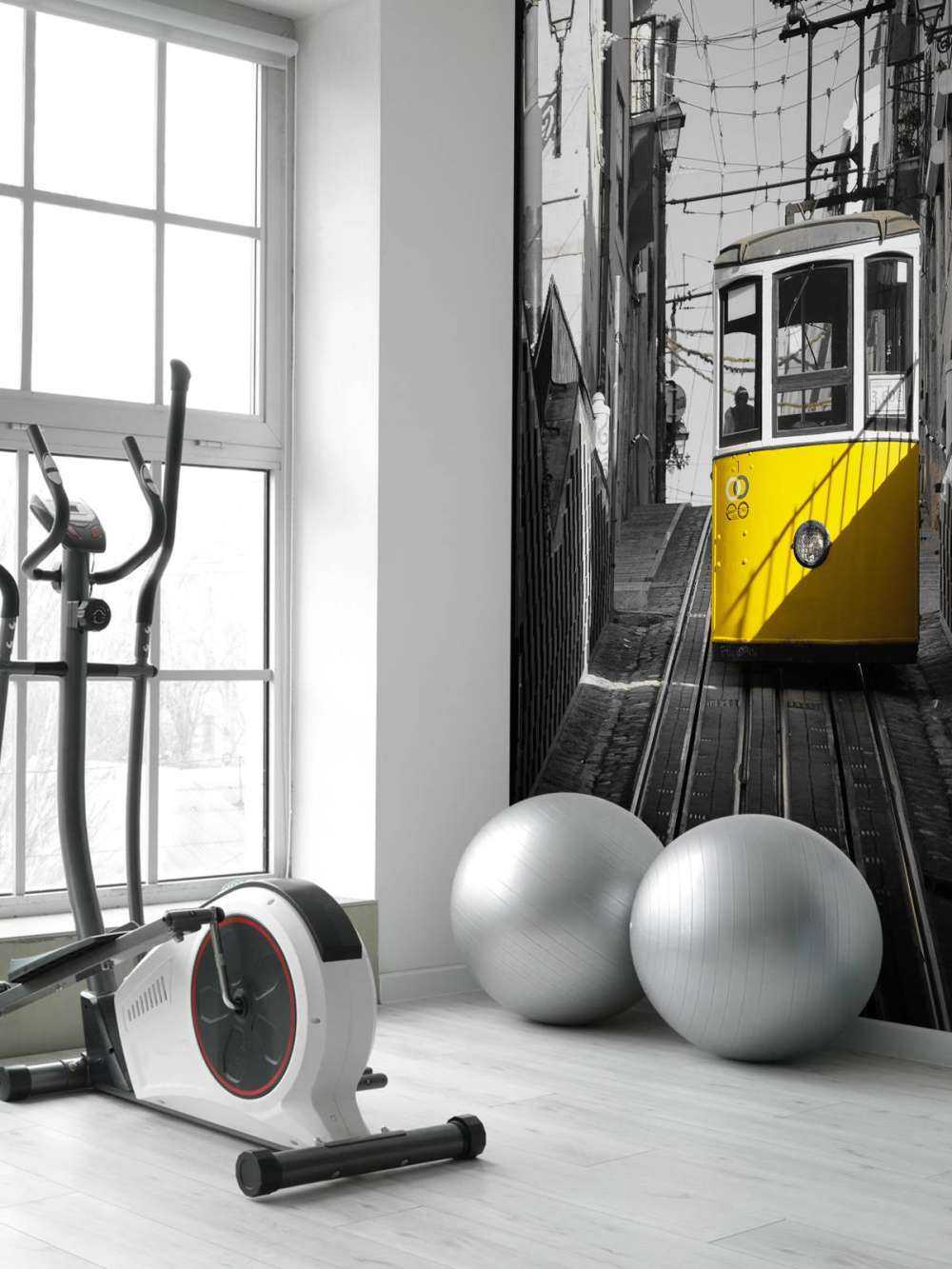 Tramwaj czarno-biały żółty