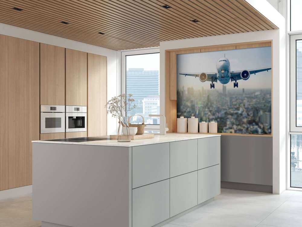 Zlatujący się samolot nad miastem