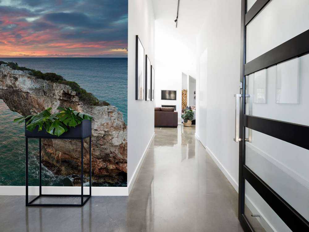 Zakrzywiona skała w morzu