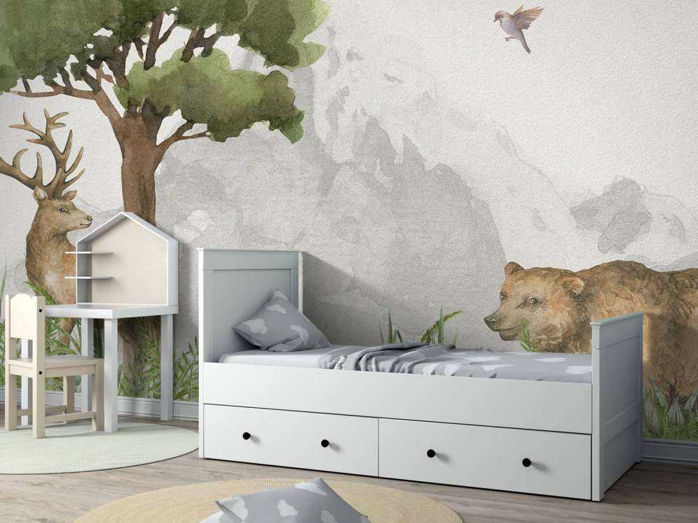 Zwierzęta leśne w pobliżu góry