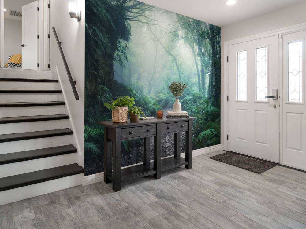 Zielony, mglisty las