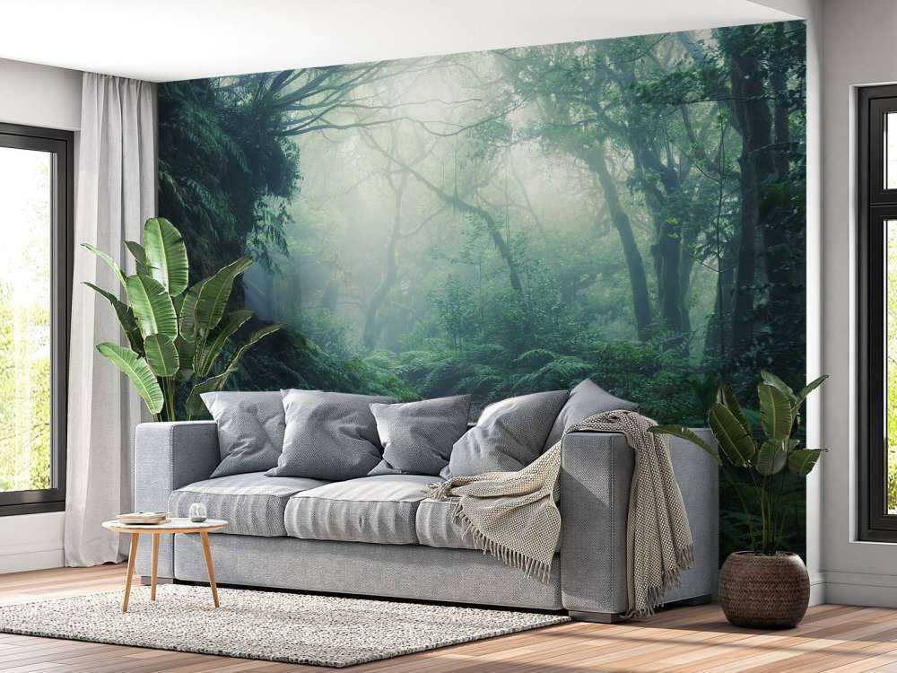 Zielony, mglisty las